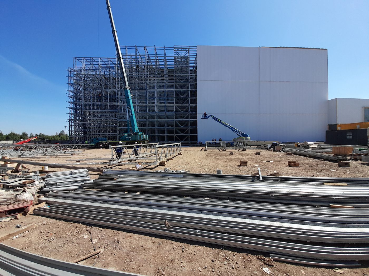Estructura en montaje con materiales acopiados en terreno