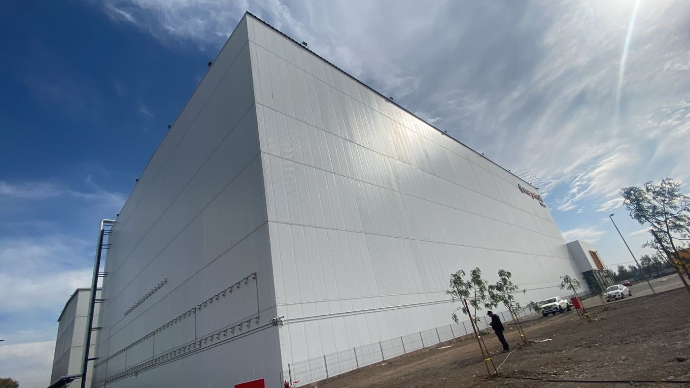 Edificio de almacenaje terminado, revestido con paneles blancos