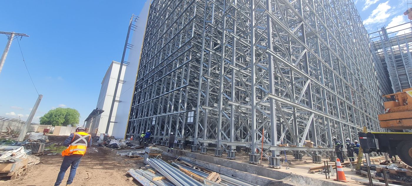 Estructura metálica de gran altura vista desde su base