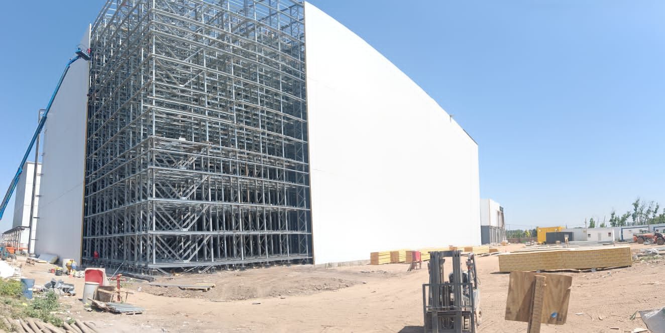 Edificio de racks en construcción, con parte del revestimiento instalado