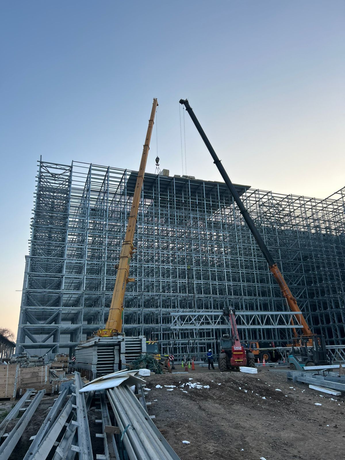 Dos grúas montando la estructura
